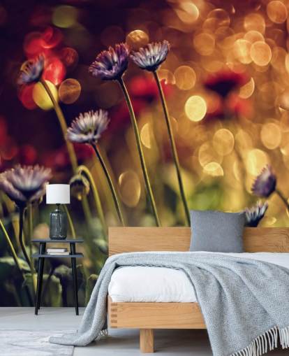 Flores roxas contra papel de parede de flor vermelha Flores roxas contra papel de parede de flor vermelha