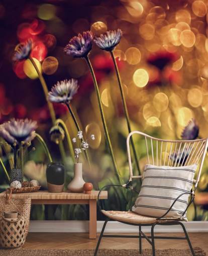 Lila blommor mot röd blomma Bakgrund Lila blommor mot röd blomma Bakgrund