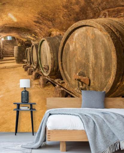 Braune Weinkeller-Tapete mit dem Titel Alte Weinfässer für Restaurants, Küchen und Weinkeller Braune Weinkeller-Tapete mit dem Titel Alte Weinfässer für Restaurants, Küchen und Weinkeller