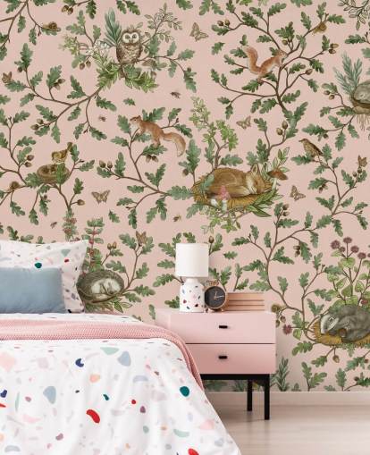 mural de berçário personalizável rosa e verde chamado Playful Woods - Pink de Kikki Belle mural de berçário personalizável rosa e verde chamado Playful Woods - Pink de Kikki Belle