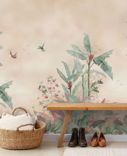 individuelles Dschungel-Wandbild in Beige, Grün und Rosa namens Vintage Borneo Jungle von Bloomery Decor individuelles Dschungel-Wandbild in Beige, Grün und Rosa namens Vintage Borneo Jungle von Bloomery Decor