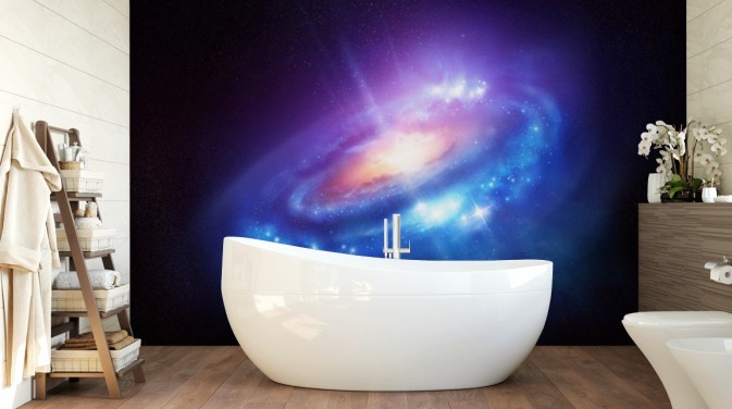 Schwarzer Raum mit einer hellblauen Spiralgalaxie mit einer violetten Mitteltapete