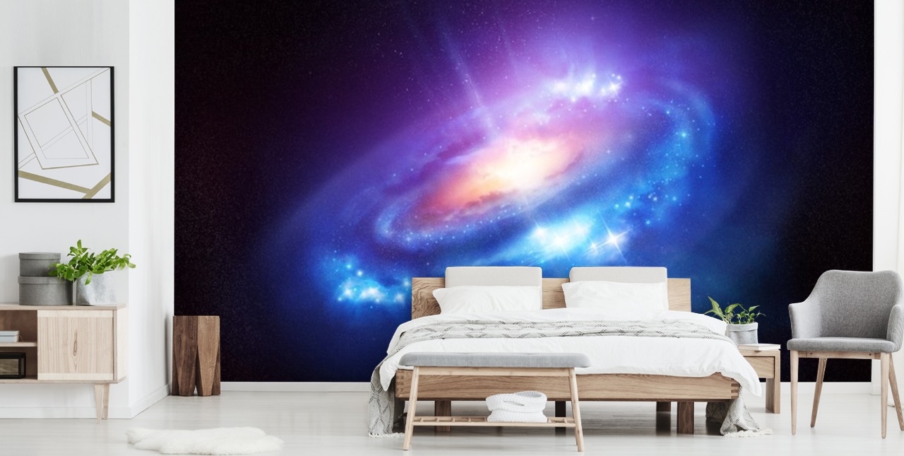 Schwarzer Raum mit einer hellblauen Spiralgalaxie mit einer violetten Mitteltapete