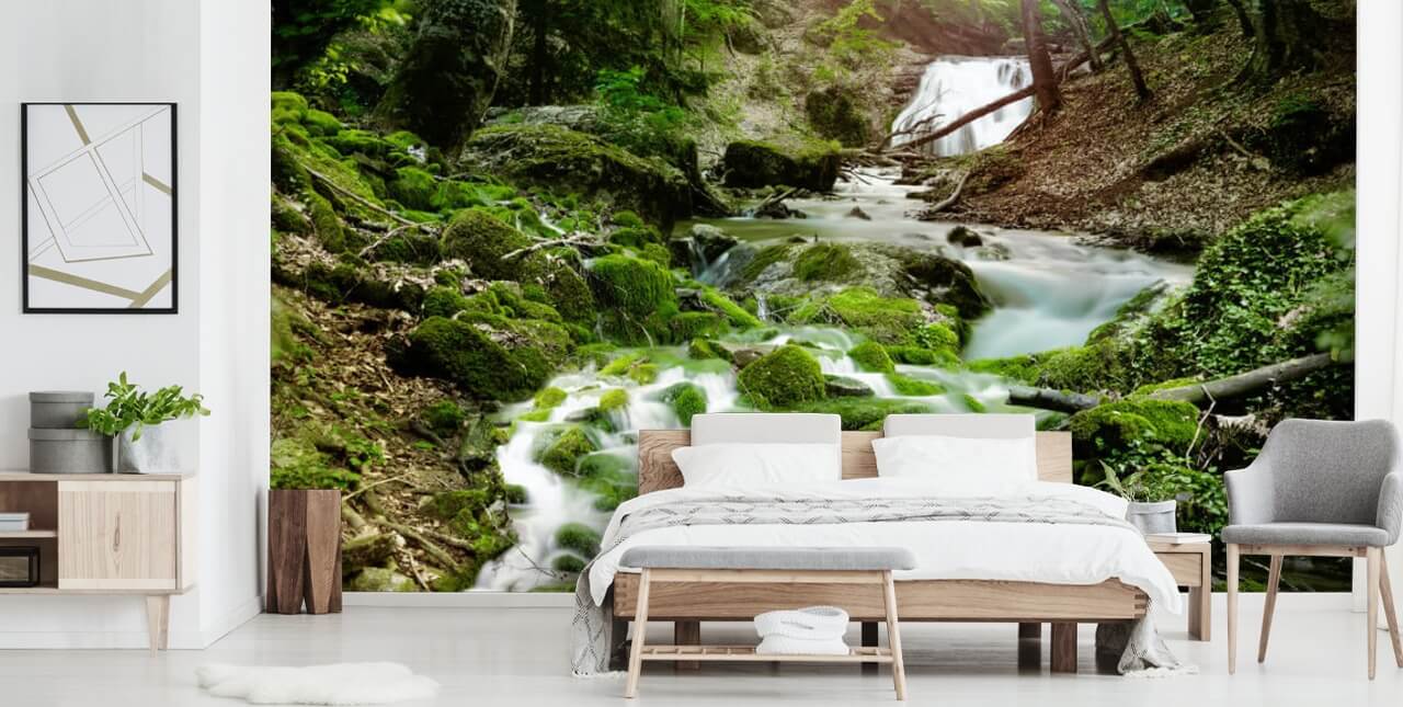 grönt vattenfall tapetväggmålning kallad Foggy Forest Waterfall för kontor och badrum