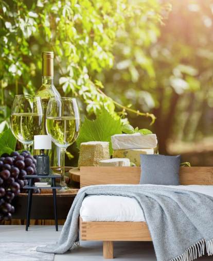 Zwei Gläser Wein und Käse auf einer Fass-Tapete Zwei Gläser Wein und Käse auf einer Fass-Tapete