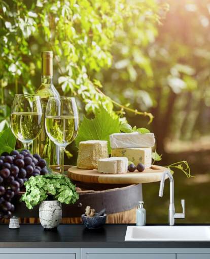 Carta da parati con due bicchieri di vino e formaggio su un barile Carta da parati con due bicchieri di vino e formaggio su un barile