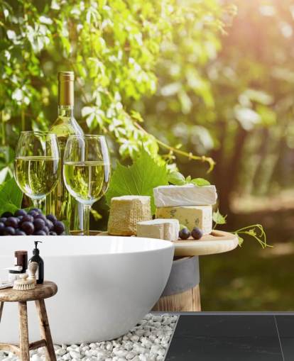 Zwei Gläser Wein und Käse auf einer Fass-Tapete Zwei Gläser Wein und Käse auf einer Fass-Tapete