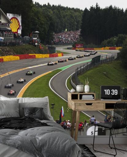 Bild des F1-Rennstrecken-Hintergrundbildes verkleinert Bild des F1-Rennstrecken-Hintergrundbildes verkleinert