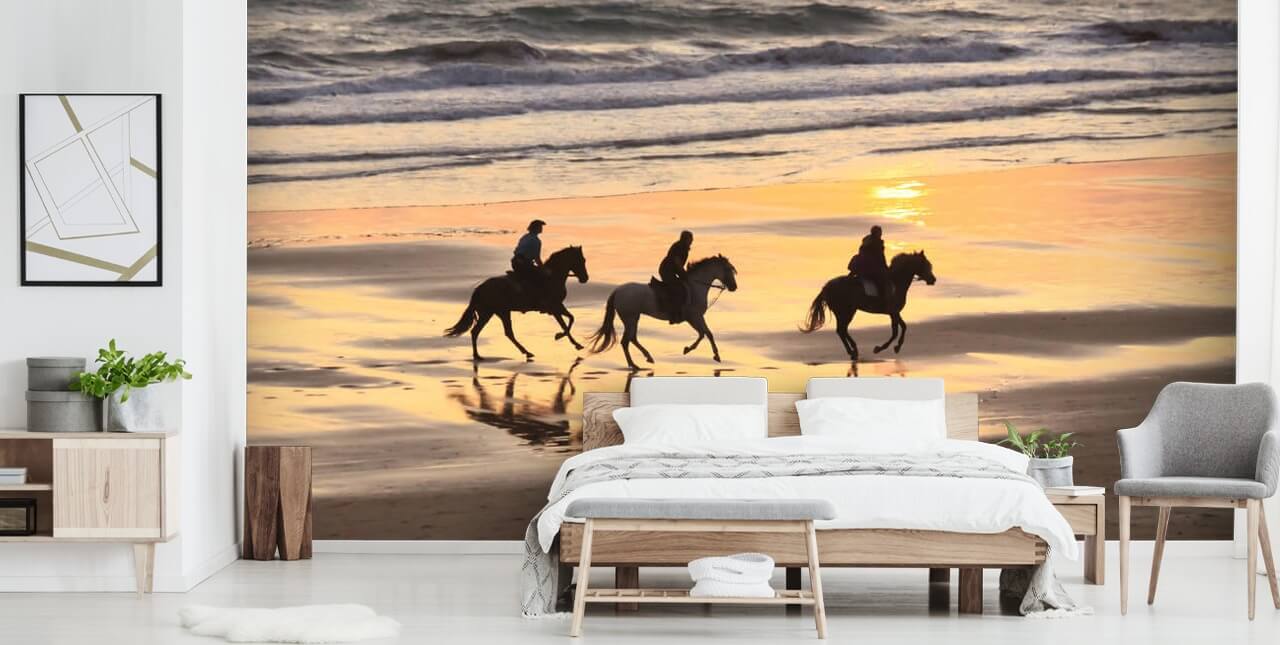 Hästar körs på en Sunset Beach Bakgrund