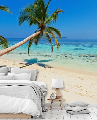 Blaues und sandiges tropisches Strandtapeten-Wandbild namens Palm Fringed Beach für Privathaushalte und Unternehmen Blaues und sandiges tropisches Strandtapeten-Wandbild namens Palm Fringed Beach für Privathaushalte und Unternehmen