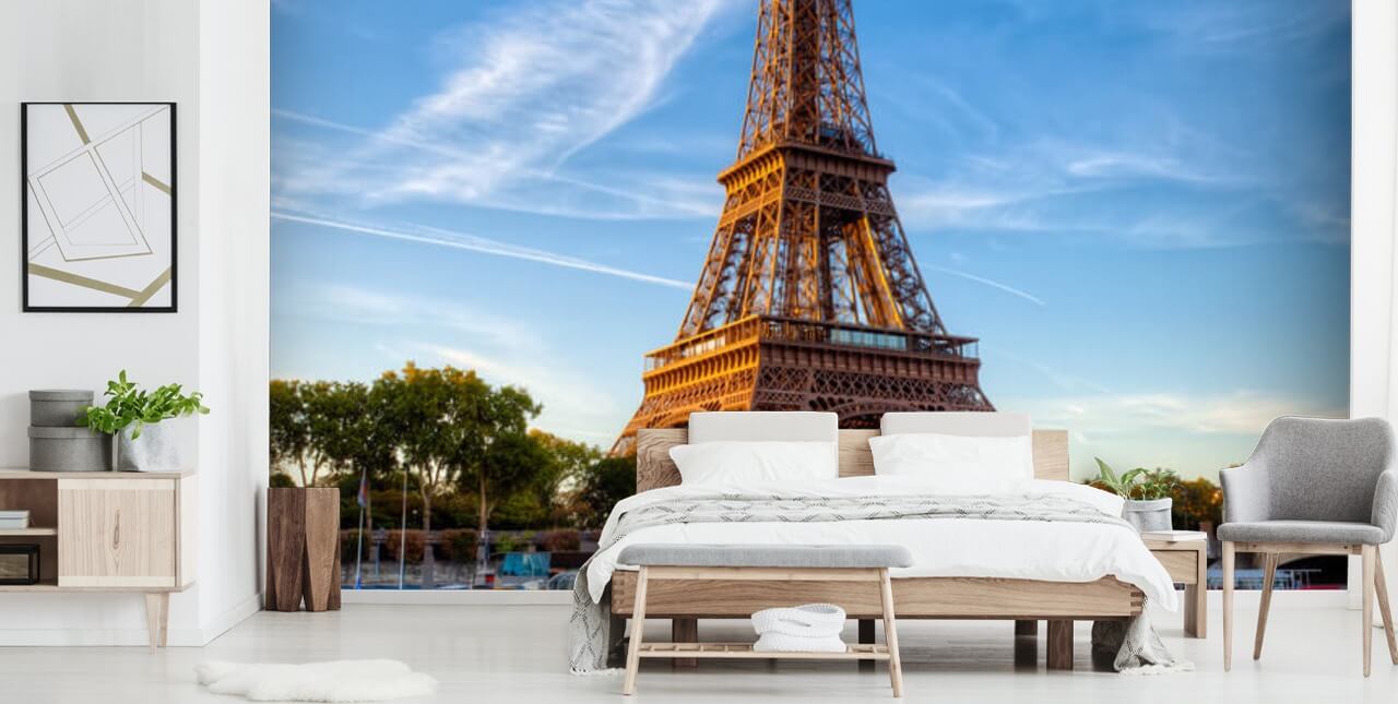 portrait de la tour eiffel reflétant dans le papier peint