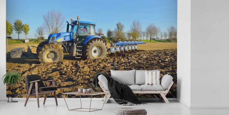 Blauer Traktor pflügend Wandgemälde