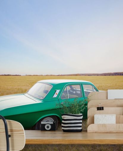 Vihreä Vintage-auto kentän taustakuvassa Vihreä Vintage-auto kentän taustakuvassa