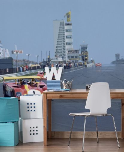 Rode raceauto op rallybehang Rode raceauto op rallybehang