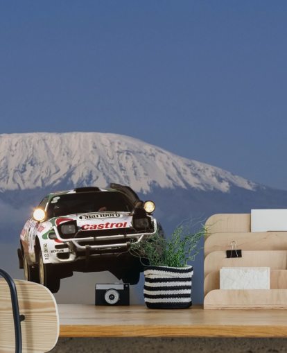 Valkoinen ralliauto ilmataustakuvassa Valkoinen ralliauto ilmataustakuvassa