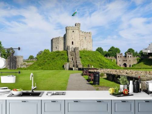 Papier peint Château de Cardiff sur un monticule avec drapeau gallois
