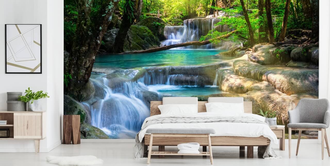 turkooisblauwe op maat gemaakte waterval behangmuurschildering genaamd Peaceful Waterfall voor badkamers en keukens