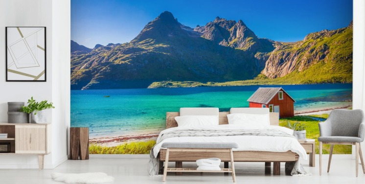 Blick auf den Strand und die Berge mit roter Hütte Tapete