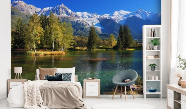 blauw en groen aanpasbaar meerbehang genaamd Snow Capped Mountains voor slaapkamer of kantoor