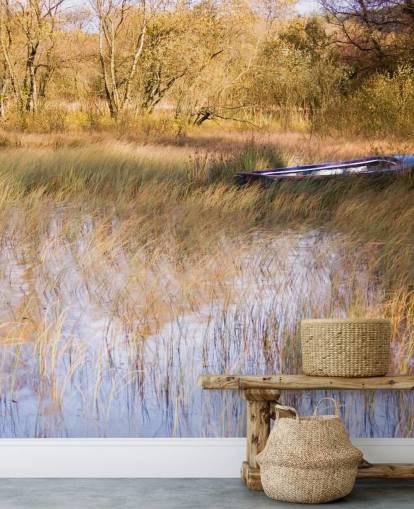 Barco descansando entre juncos no mural da parede do lago Barco descansando entre juncos no mural da parede do lago