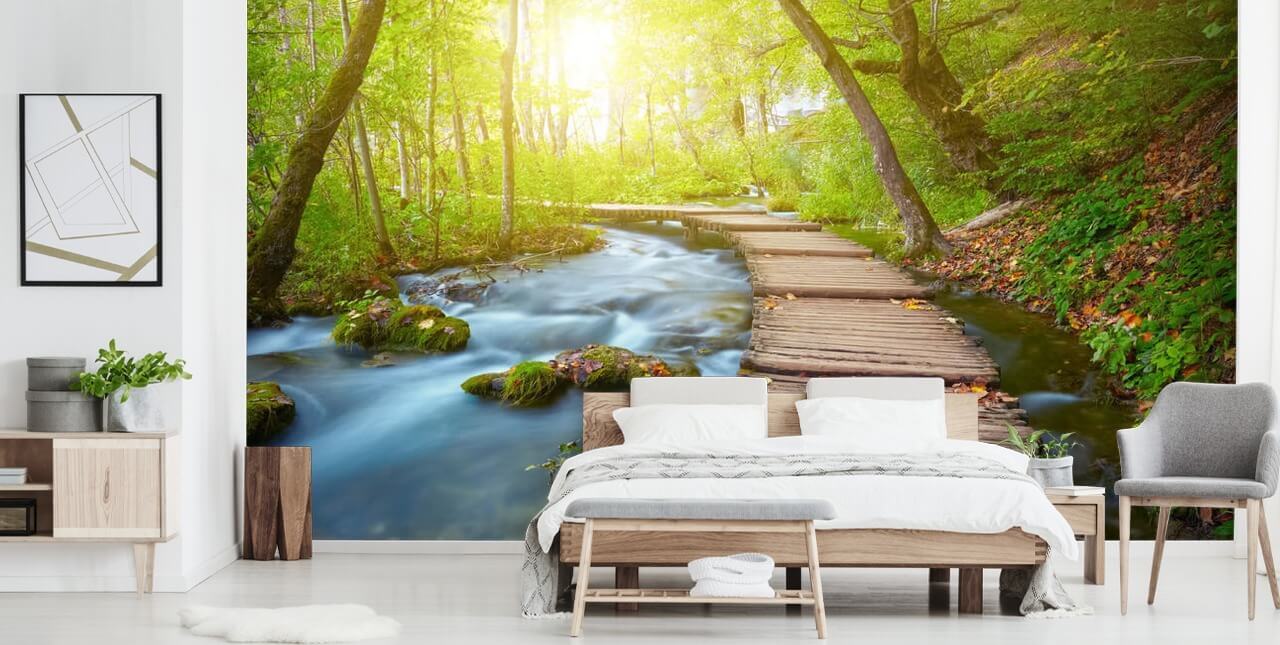 Board Bridge i solbelyste skog tapet