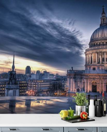 De nacht valt over de muurschildering van St. Paul's Cathedral De nacht valt over de muurschildering van St. Paul's Cathedral