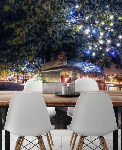 Silber Wohnwagen im beleuchteten Wald Tapete Silber Wohnwagen im beleuchteten Wald Tapete