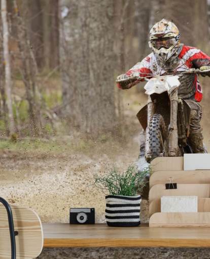 Smuts Biker Ridning i lera Bakgrund Smuts Biker Ridning i lera Bakgrund