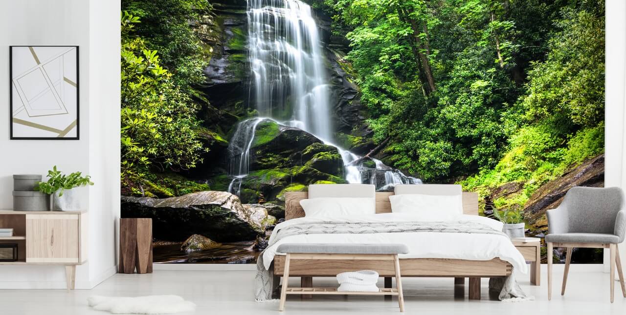groene op maat gemaakte bosbehangmuurschildering genaamd Zen Waterfall voor woonkamers