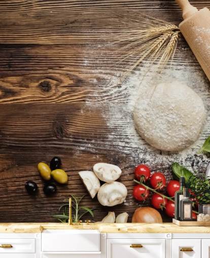 Decorazione murale con pasta di pane, pomodori e mattarello Decorazione murale con pasta di pane, pomodori e mattarello