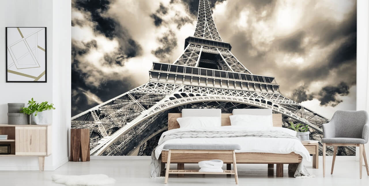 Mustavalkoinen näkymä Eiffel-tornista alla olevasta taustakuvasta Mustavalkoinen näkymä Eiffel-tornista alla olevasta taustakuvasta