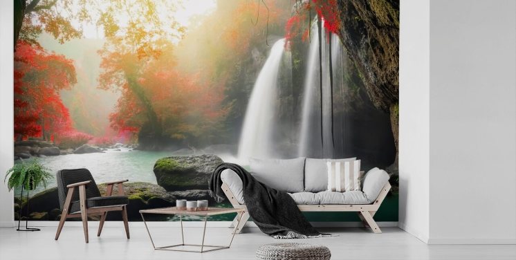 rote Laubbäume und nebliger Wasserfall Tapete