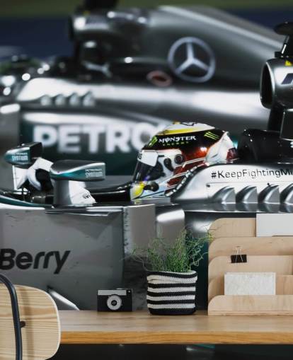 Primo piano di Lewis Hamilton in auto Wallpaper Primo piano di Lewis Hamilton in auto Wallpaper