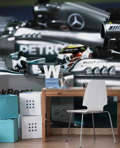 Lähikuva Lewis Hamiltonista auton taustakuvassa Lähikuva Lewis Hamiltonista auton taustakuvassa