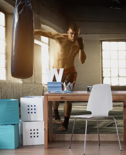 Papel de parede de jovem boxe no armazém Papel de parede de jovem boxe no armazém