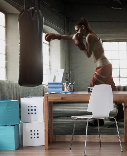 Ung kvinna boxning träning i en gammal byggnad väggmålning Ung kvinna boxning träning i en gammal byggnad väggmålning