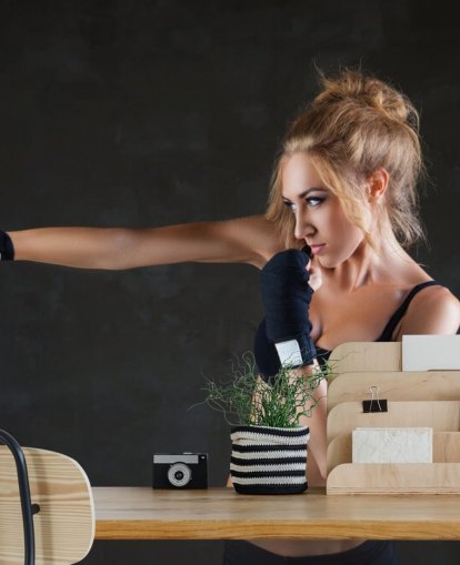 Sexy boxervrouw die kick maakt met muurschildering met boksverband Sexy boxervrouw die kick maakt met muurschildering met boksverband