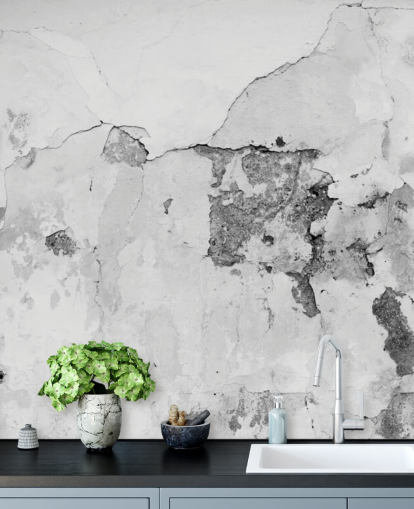 Decorazione murale in cemento grigio e bianco incrinato Decorazione murale in cemento grigio e bianco incrinato