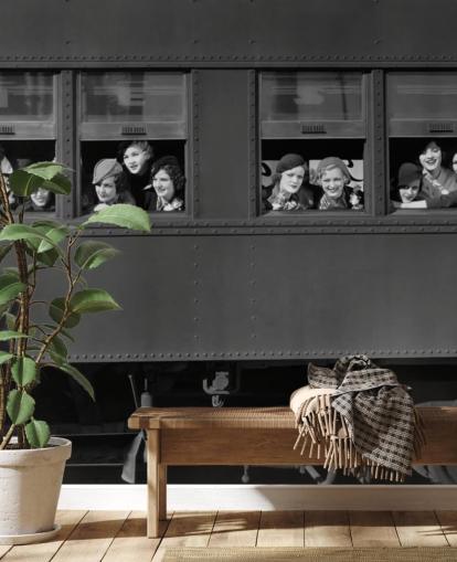 zwart-witte behangmuurschildering uit vervlogen tijden genaamd Right Track voor woonzorgcentrum zwart-witte behangmuurschildering uit vervlogen tijden genaamd Right Track voor woonzorgcentrum