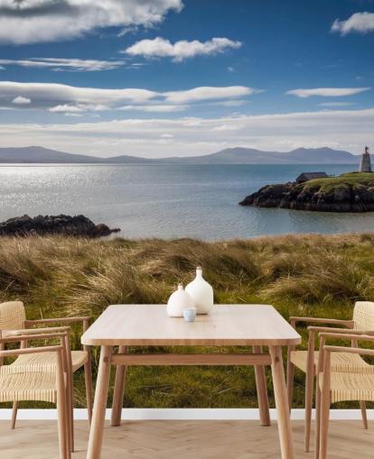 Båt på Lugn Sea åt sidan en lantlig kust i Llanddwyn Båt på Lugn Sea åt sidan en lantlig kust i Llanddwyn