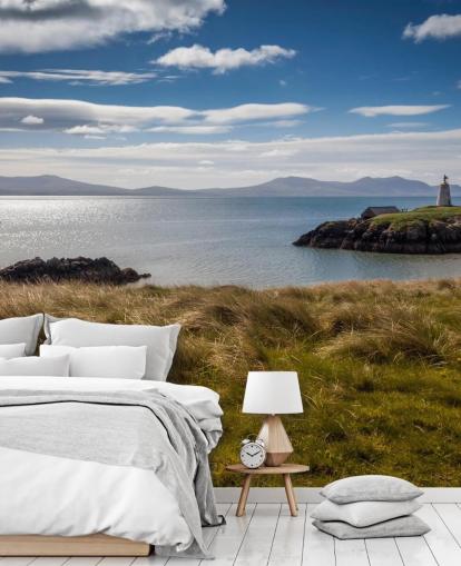 Barca sul mare calmo lungo una costa rurale a Llanddwyn Barca sul mare calmo lungo una costa rurale a Llanddwyn