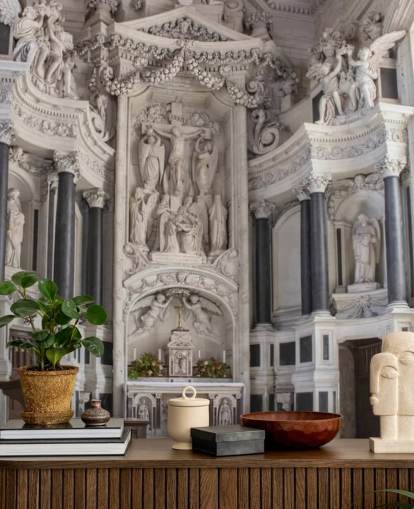 Papel pintado de altar de mármol tallado en capilla francesa Papel pintado de altar de mármol tallado en capilla francesa