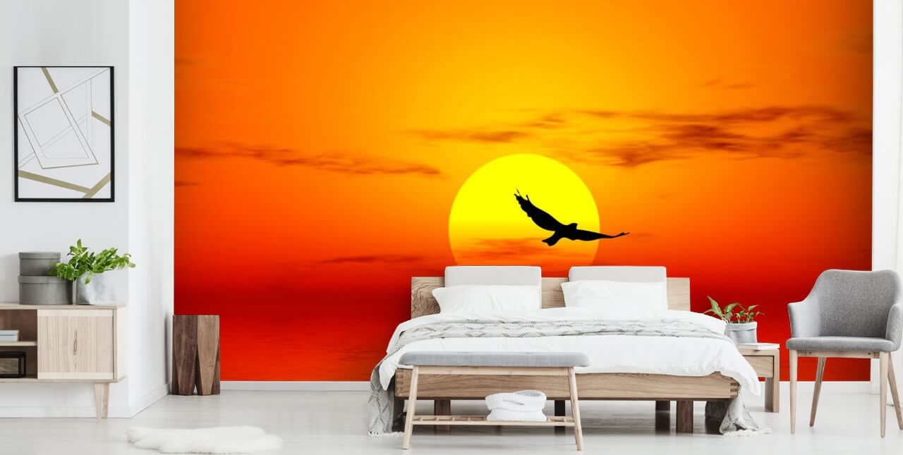 Decorazione murale con uccello che sorvola l'oceano al tramonto