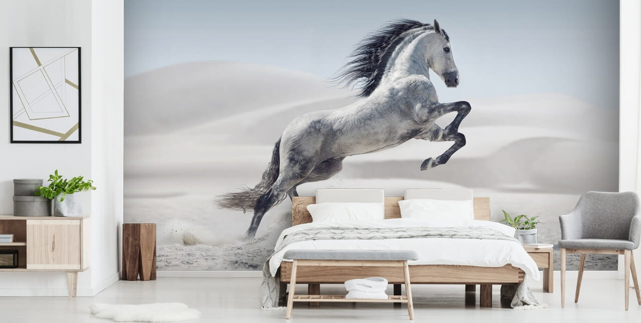 Cavallo bianco saltellante in carta da parati con paesaggio innevato
