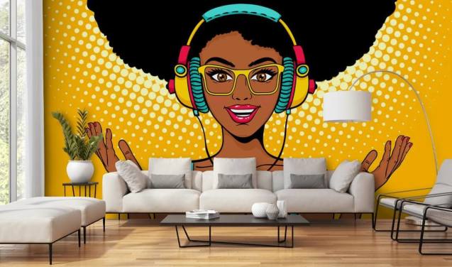 afroamerikanisches Mädchen mit Afro trägt Kopfhörer Pop-Art-Tapete