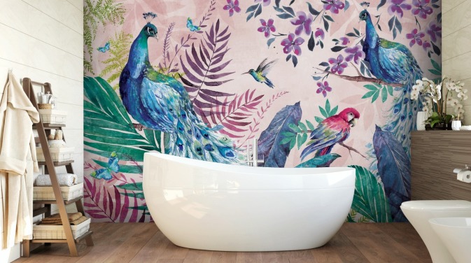 lila und blaue tropische Pfauentapete namens Tropical Peacock von Di Brookes für Schlafzimmer und Wohnzimmer