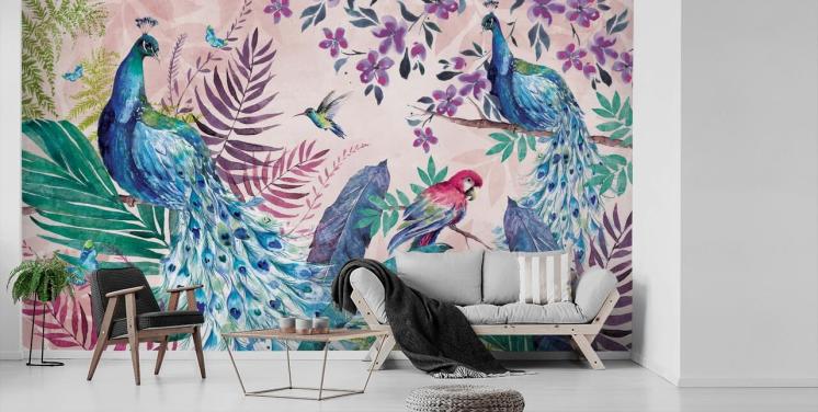 lila und blaue tropische Pfauentapete namens Tropical Peacock von Di Brookes für Schlafzimmer und Wohnzimmer