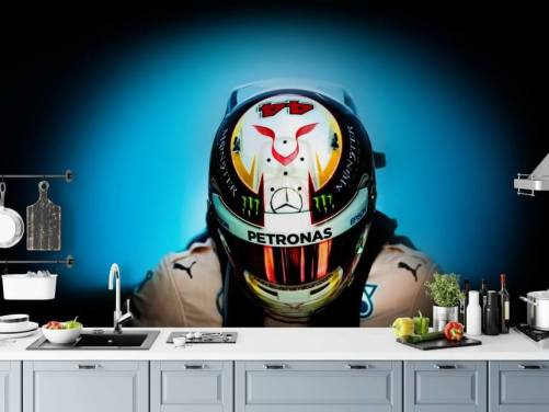 Close-up van Lewis Hamilton met Helm Wallpaper