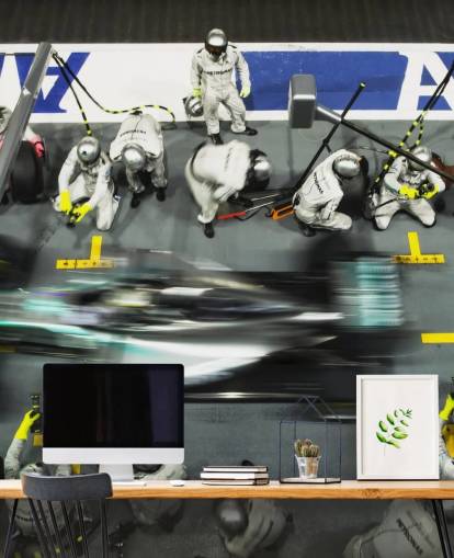 Carta da parati Lewis Hamilton Wheel Change Carta da parati Lewis Hamilton Wheel Change