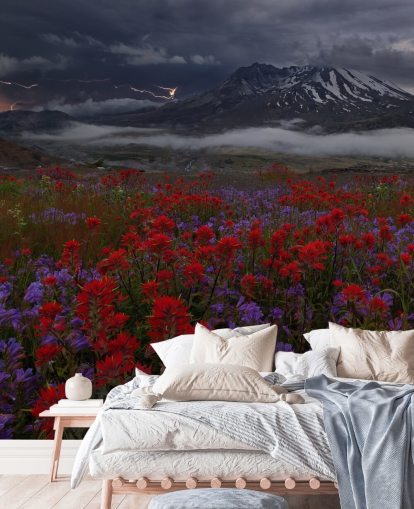 prairie de fleurs rouges et violettes avec papier peint de montagne prairie de fleurs rouges et violettes avec papier peint de montagne